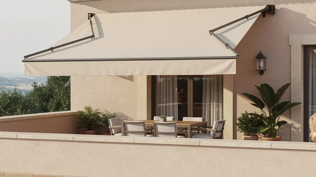 Vista de terraza con toldo extensible en contexto de vivienda mediterránea