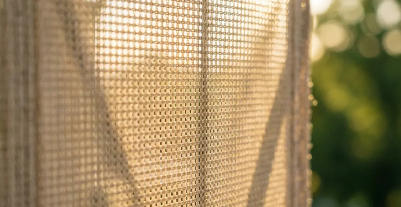 Detalle de tejido microperforado de toldo mostrando su estructura ventilada para reducción térmica